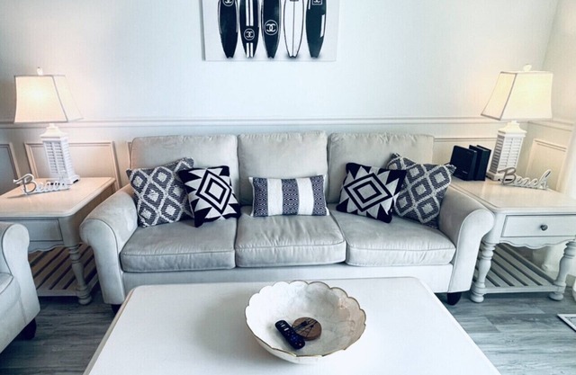 Condo de luxe 2BR, 2BA au dernier étage avec vue imprenable sur l'océan et la piscine!