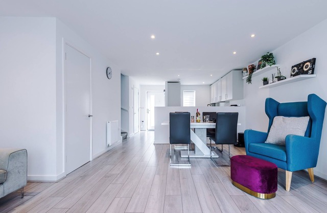 luxury 2br in salford, slps 6, wifi, parking & ps5