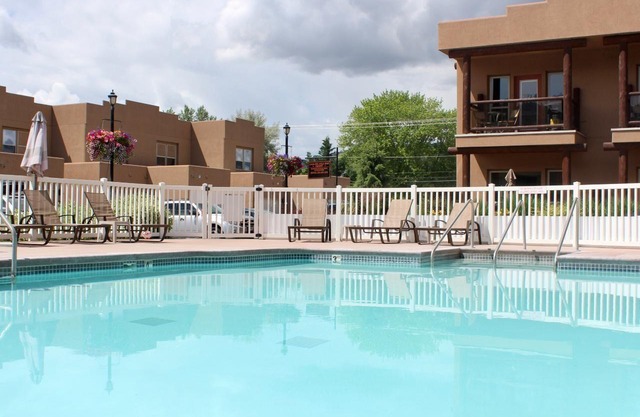 LUXUEUX - MAISON DE VILLE LAKEFRONT, piscine du complexe, bain à remous. Réservez pour 2020 - MAINTENANT !!