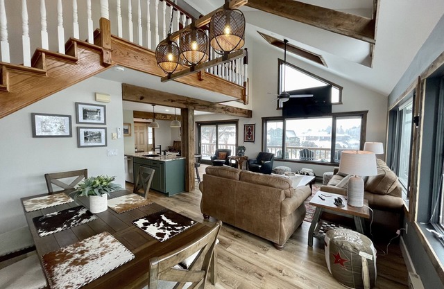 Luxury 3 bed/2 bath river front house, 10 minutes from Yellowstone Park