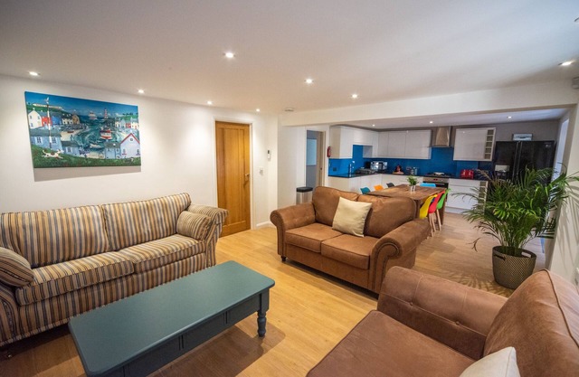 Luxury 3 bed apartment a few minutes walk from beach, harbour and town!