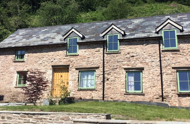 Belle longère galloise restaurée de 400 ans avec bain à remous au feu de bois