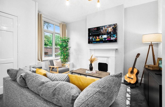 Luxury 3 Bed House with Garden & Parking