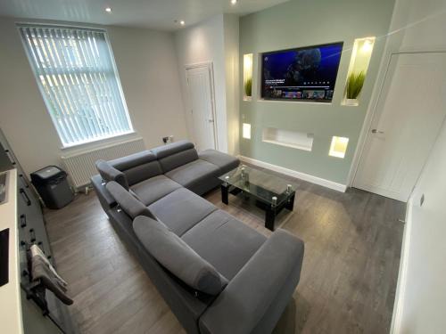Luxury 3-Bed House-Jaquzzi Bath-Private Parking-Sleeps 13- 2 Min M62