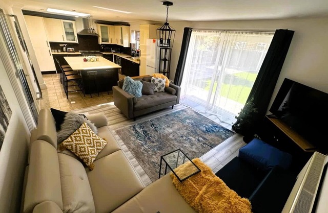 Luxury 3-Bed Ilford Modern Comfort & Elegance