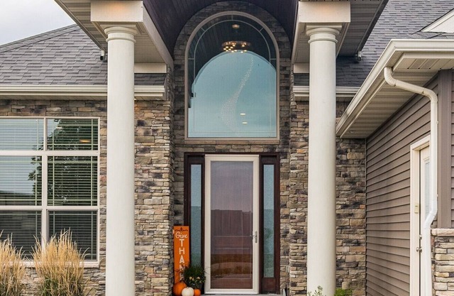Family size home with hottub, pool table & theatre
