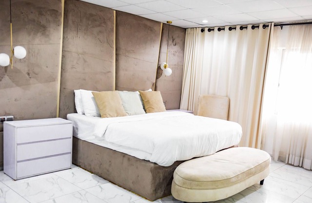 Luxury 3-bedroom with skyline view, bathtub & pool