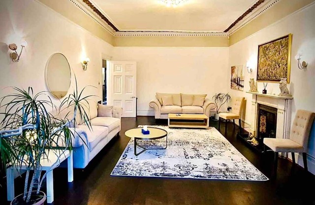 Luxury 3-bedroom House 3 minutes from Tube station