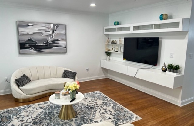 Luxury 3 Bedroom Town Home w/Patio and Grill, 2 Car parking