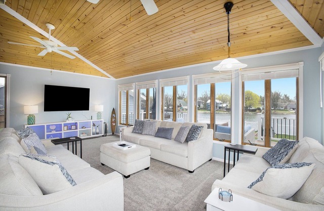 Luxury 3 bedroom waterfront home with indoor hot tub, sauna, paddle boat & kayak