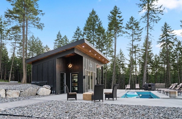 Luxury 3 Home Estate in Lakeside with Heated pool, Hot tub & Putting green.