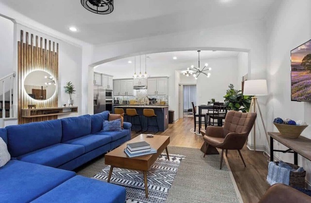 Charming, Family Friendly, 3 Kings Near LSU