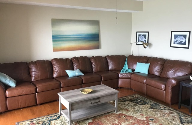NOUVEAU CONDO DE LUXE 3 L / 2 BAINS AVEC LAC FRONT ET PLAGE PRIVÉE
