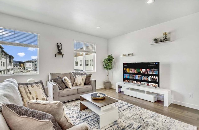 Eclectic Spacious Townhouse w/ 3 BR and 3 BA
