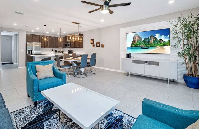 3BR Holiday Home - Sleeps 7 - Pool and BBQ!