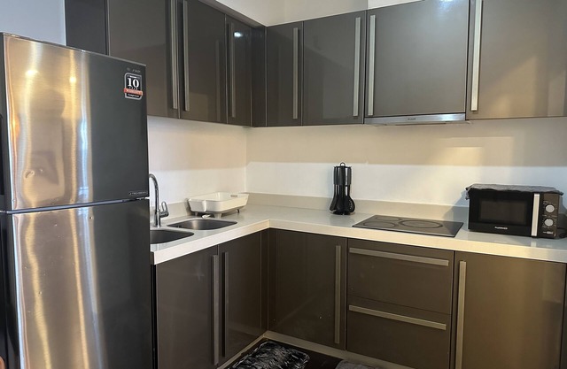 Luxury 3BR Penthouse in Makati with Balcony, Bathtub, Netflix/Perfect for Family