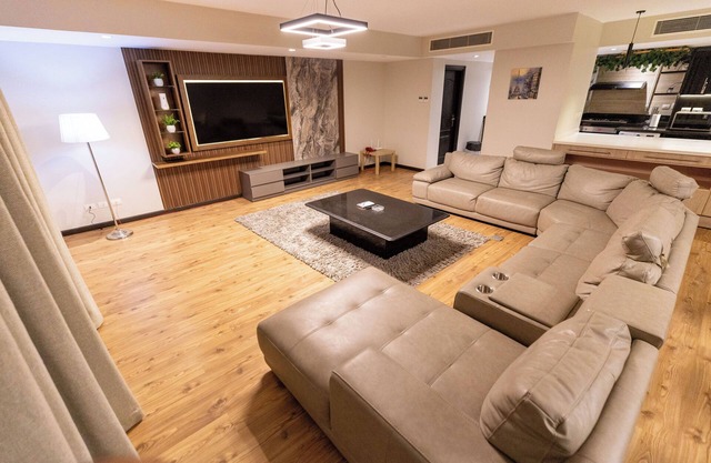 Luxury 3BR Pool View Near Airport!