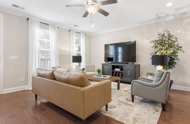 Luxury 3BR Retreat w/ Full Kitchen, Laundry, WIFI, TV, Parking nr Hendersonville
