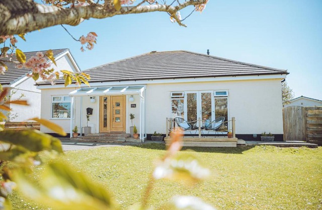 Luxury 4 Bed, 3 Bathroom, Pet Friendly Villa, Sleeps 8, with Hot Tub in Trearddur Bay