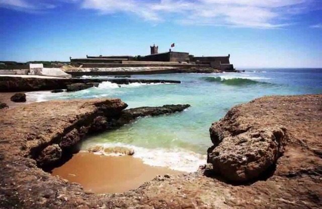 Luxury 4 bed apartment with Pool & Beach nearby