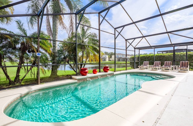 ⭐Luxury 4 Bed villa with Stunning Lake View | South/East pool | Mins to Disney⭐