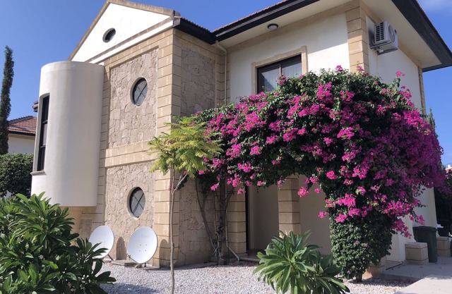 Villa méditerranéenne de luxe avec 4 chambres et 3 salles de bains à Lapta à quelques minutes de la mer