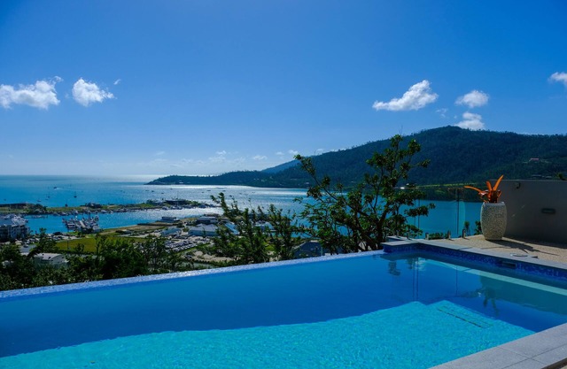 Luxury 4 bedroom holiday home with panoramic views in Airlie Beach