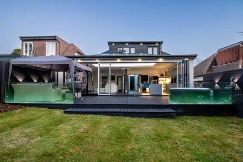 Luxury 4-Bedroom High-End Home, Includes Jacuzzi and Pool Table