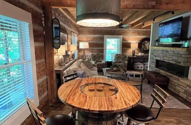 Luxury 4 bedroom Log Cabin on 32 acres only 10 minutes from Frankfort, KY