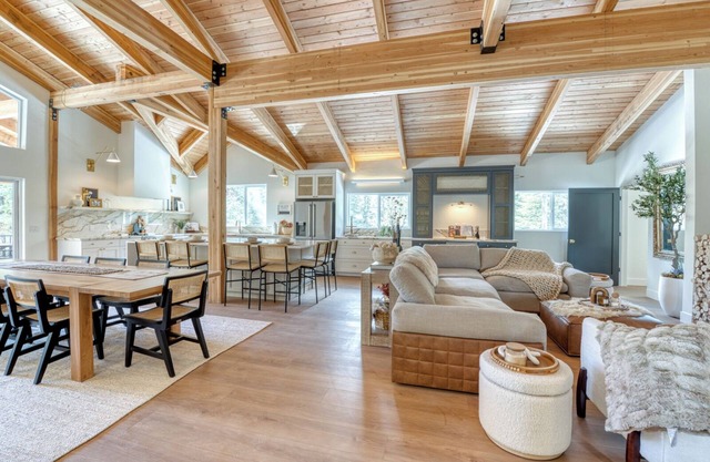 Luxury 4-Bedroom Retreat with Sauna and Hot Tub in Marvelous McCall!