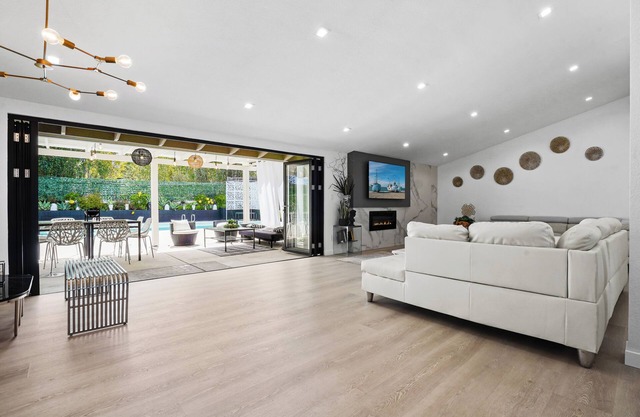 Luxury 4BDs w/ Pool at Thousands Oaks