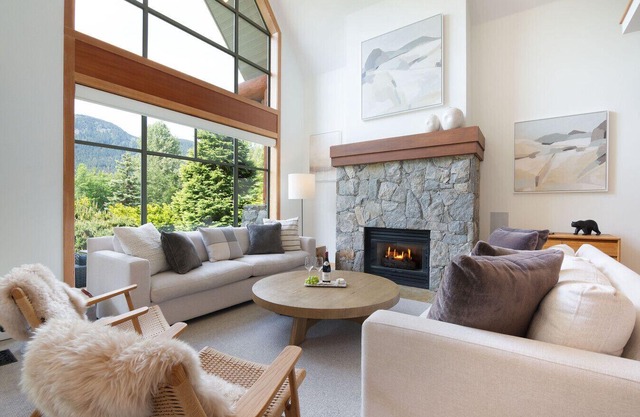 Luxury 4BR/4BA Chalet on Golf Course, w/Garage +AC