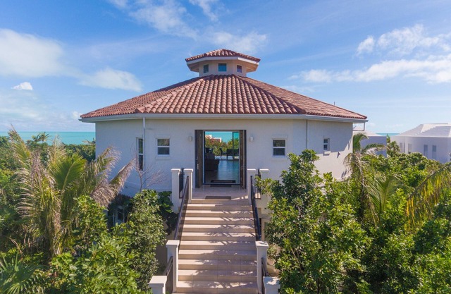 Karana 3 BR Villa de luxe - Sur la plage - Vues sur l'océan - Prvt Pool - Serene & Natural
