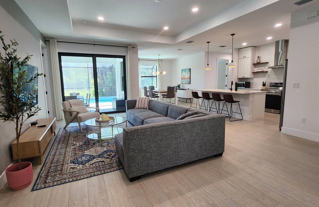 Luxury 4br house, Heated Pool, 13 min to Beach, Family Fun, 100Mbps, Office