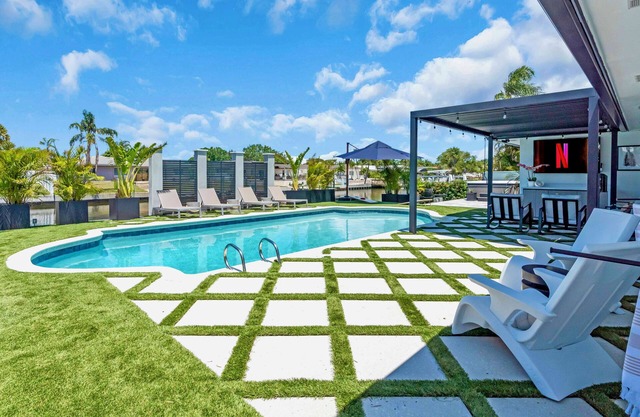 LUXURY 4BR Private Pool & Hot Tub, Dock, Bay Access! Sleeps 10- Games & Scooters