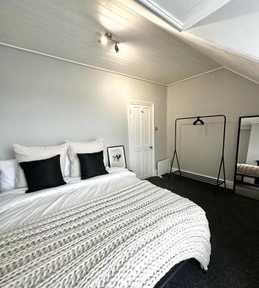 Luxury 5 bed Salford home free parking