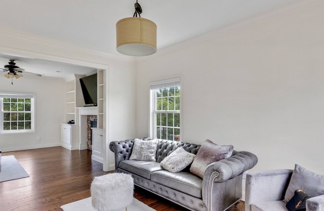 Luxury 4 bed+ HO, close to water, park in yard