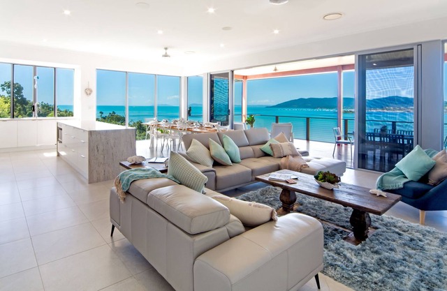 Luxury 5 bedroom holiday home with private pool and ocean views
