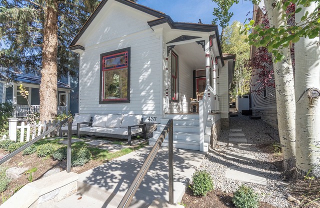 Luxury 5-Bedroom Home on Telluride's Main Street with Hot Tub & Mountain Views