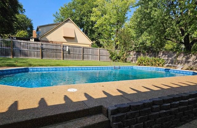 Luxury Pool with King beds Near Shops and Dining