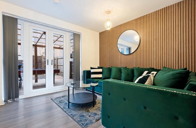 Luxury 5 bedroom Townhouse with pool table and FREE Parking