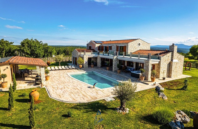 Villa de luxe 5 étoiles avec piscine d'eau salée chauffée pouvant accueillir jusqu'à 12 personnes
