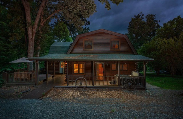 Luxury 5BDR Retreat Log Cabin and Horses