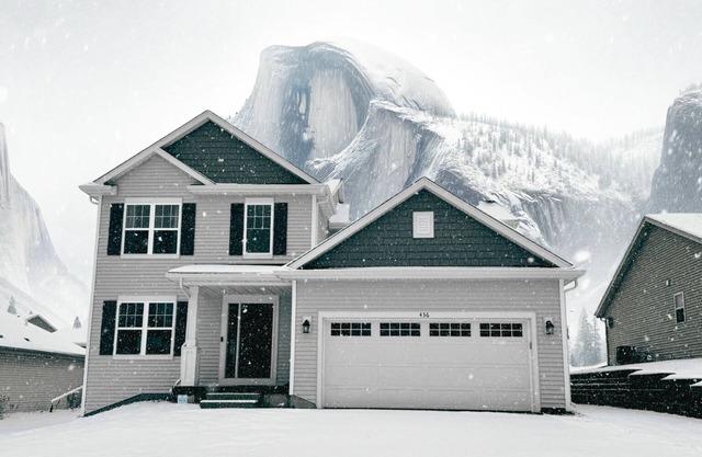 Luxury 5BR 3.5B sleeps 17 w/ Hot Tub, Home Theater near Skiing, Golf, & Bars