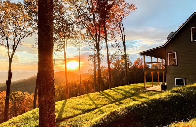 Luxury 5BR Cabin 180° Mt.Mitchell Views, Game & Movie Room, 35min to Asheville!