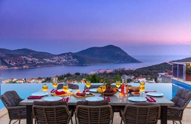 Villa de luxe de 5 chambres, belle piscine à débordement, à 15 minutes. à pied du centre de Kalkan