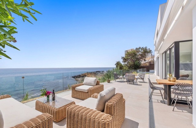 Luxury 6 Bedrooms right on the Beach