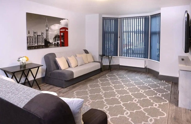 This house is a 4 bedroom(s), 2 bathrooms, located in Southampton, .