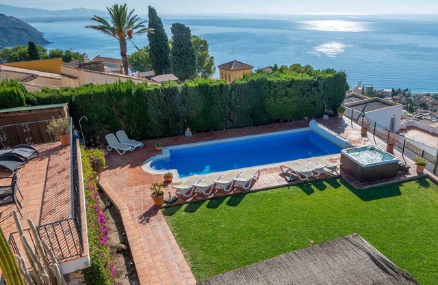 Villa de luxe de 8 chambres, 5 salles de bains avec vue imprenable et piscine privée et jardins