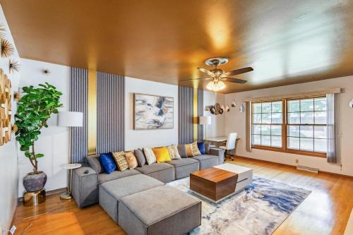 Luxury 8 guest, King Bed, garage